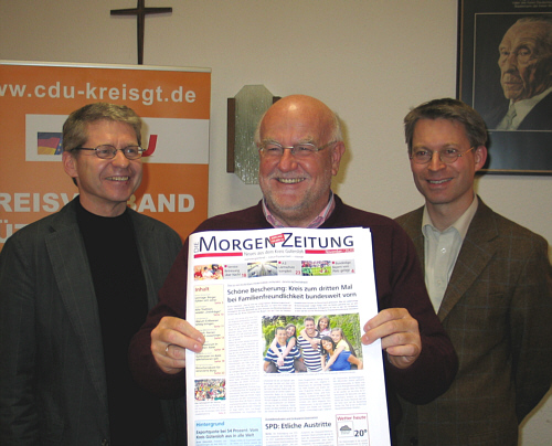 Redaktionsschluss für die CDU-Visionen (v.l.): Hubert Kleinemeier, Ludger Kaup und Dr. Michael Brinkmeier mit dem ersten Exemplar der Morgen-Zeitung.