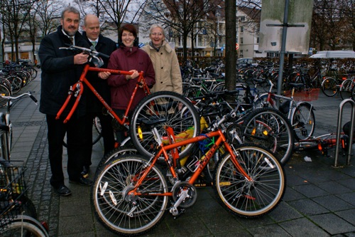 Die unsichere Fahrrad-Parksituation wie hier am Bahnhof, wo sich auch das hoch gehaltene Restfahrrad fand, wollen die CDU-Politiker Heiner Kollmeyer und Ralph Brinkhaus sowie Wibke Brems und Birgit Niemann-Hollatz von den GRÜNEN (v.l.) verbessern.