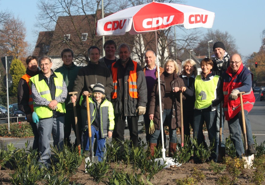 Mitglieder der CDU-Fraktion Gütersloh beim Bepflanzen des Kreisverkehrs Neuenkirchener Straße / Dammstraße