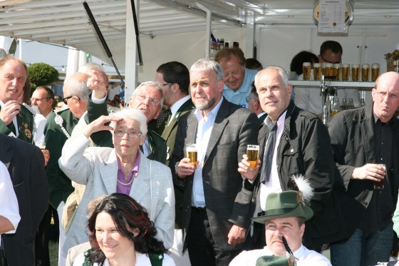 CDU-Fraktionsvorsitzender Heiner Kollmeyer und der stellvertretende Fraktionsvorsitzende Gerhard Feldhans beobachten gemeinsam das erstmalig im Jahre 2012 stattfindende Stadtkönigschießen auf dem Sommerfest des Kattenstrother Schützenvereins.