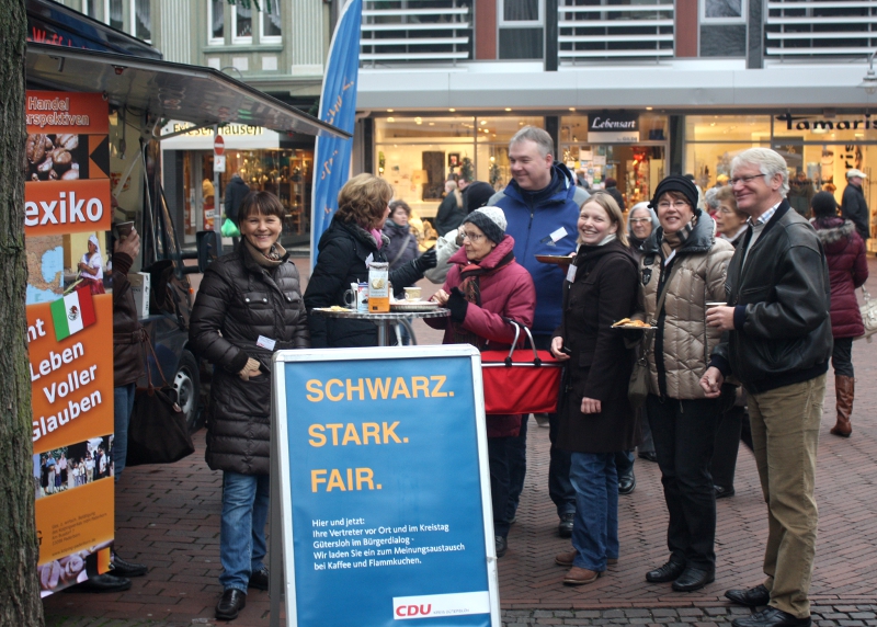 Anlaufpunkt für politisch Interessierte und für eine Aufwärmung bei Kaffee und Waffeln war am Samstag das gut besuchte Kaffeemobil der CDU in der Gütersloher Fußgängerzone.