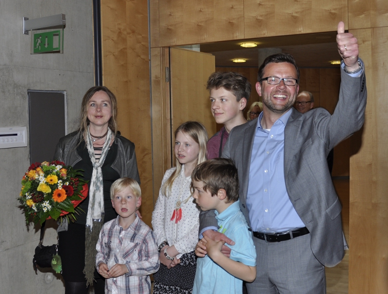 Freut sich mit seiner Familie über das gute Wahlergebnisse für die CDU in seinem Wahlkreis und im Land: Raphael Tigges mit Ehefrau Angela und seinen Kindern am Wahlabend in der Wahllobby im Kreishaus.