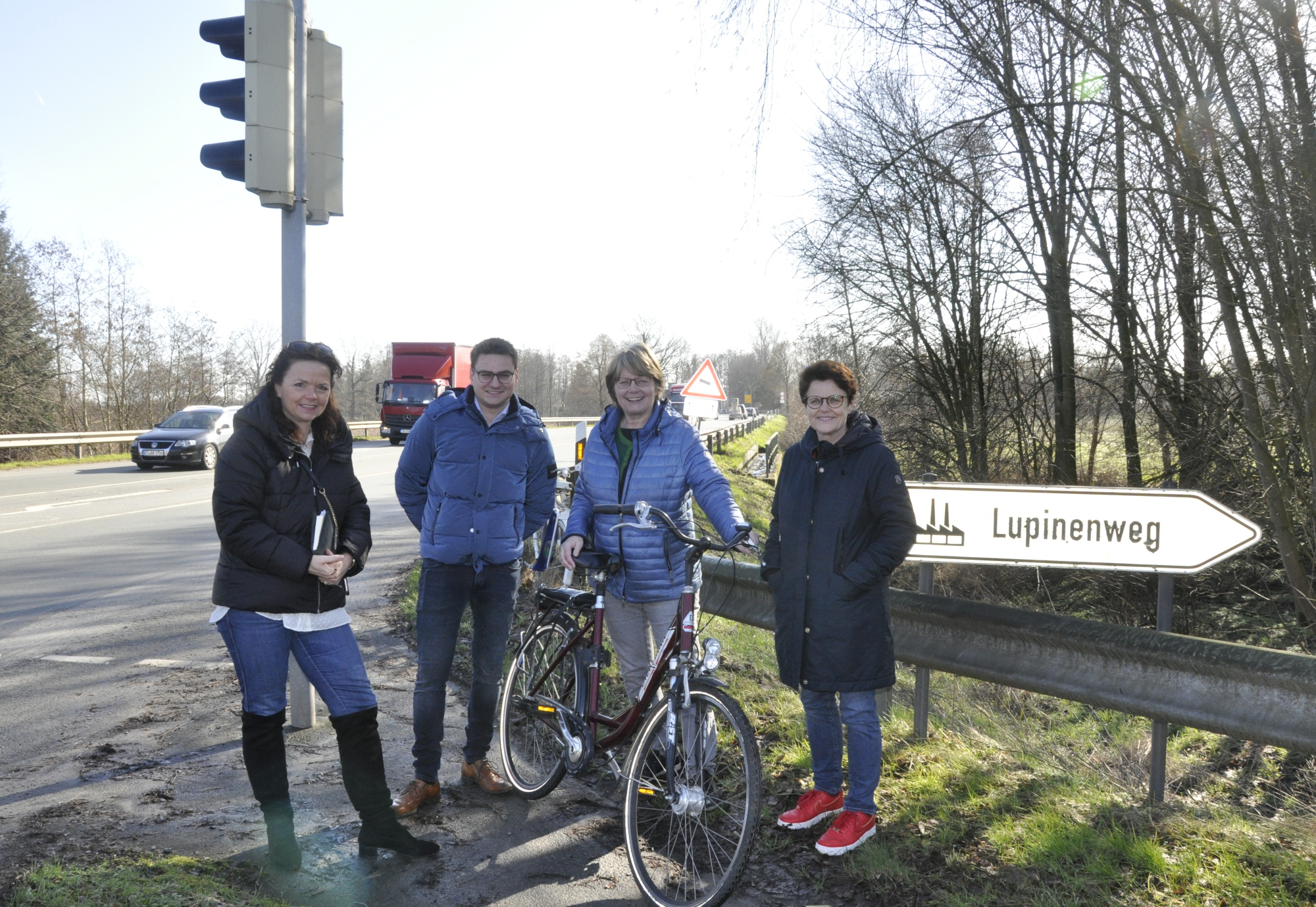 Brachten Bewegung in die Planungen des Radwegebaus an der Verler Straße (v.l.): Gabriele Nitsch, Niklas Reimer, Ingrid Hollenhorst und Susanne Jasper.