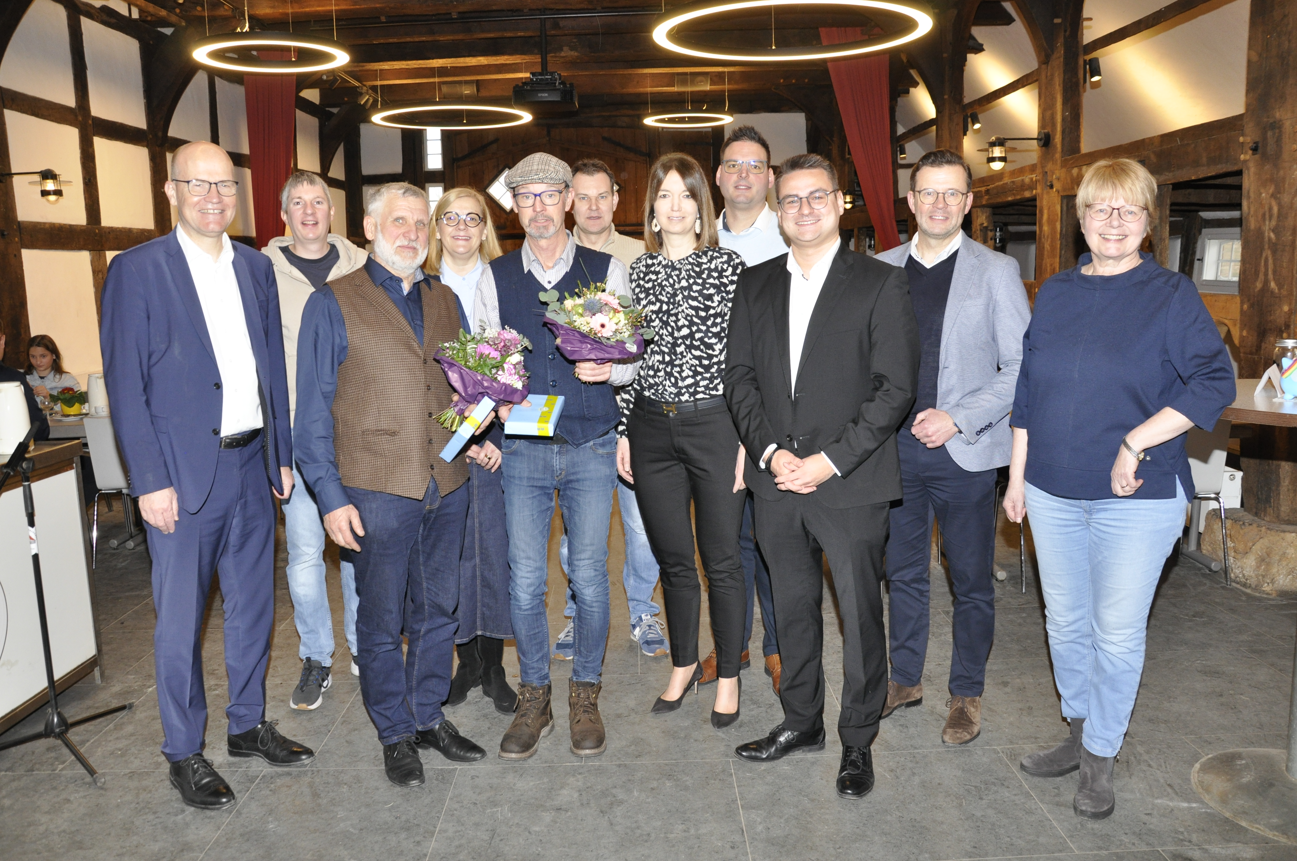 Ralph Brinkhaus, Lukas Eickhoff, Richard Proske, Anja Toppm�ller, Dirk Fortenbacher, Guido Dr�cker, Ina Lauk�tter, Sebastian Brandt, Niklas Reimer, Raphael Tigges und Ingrid Hollenhorst im Spexarder Bauernhaus (v.l.)
