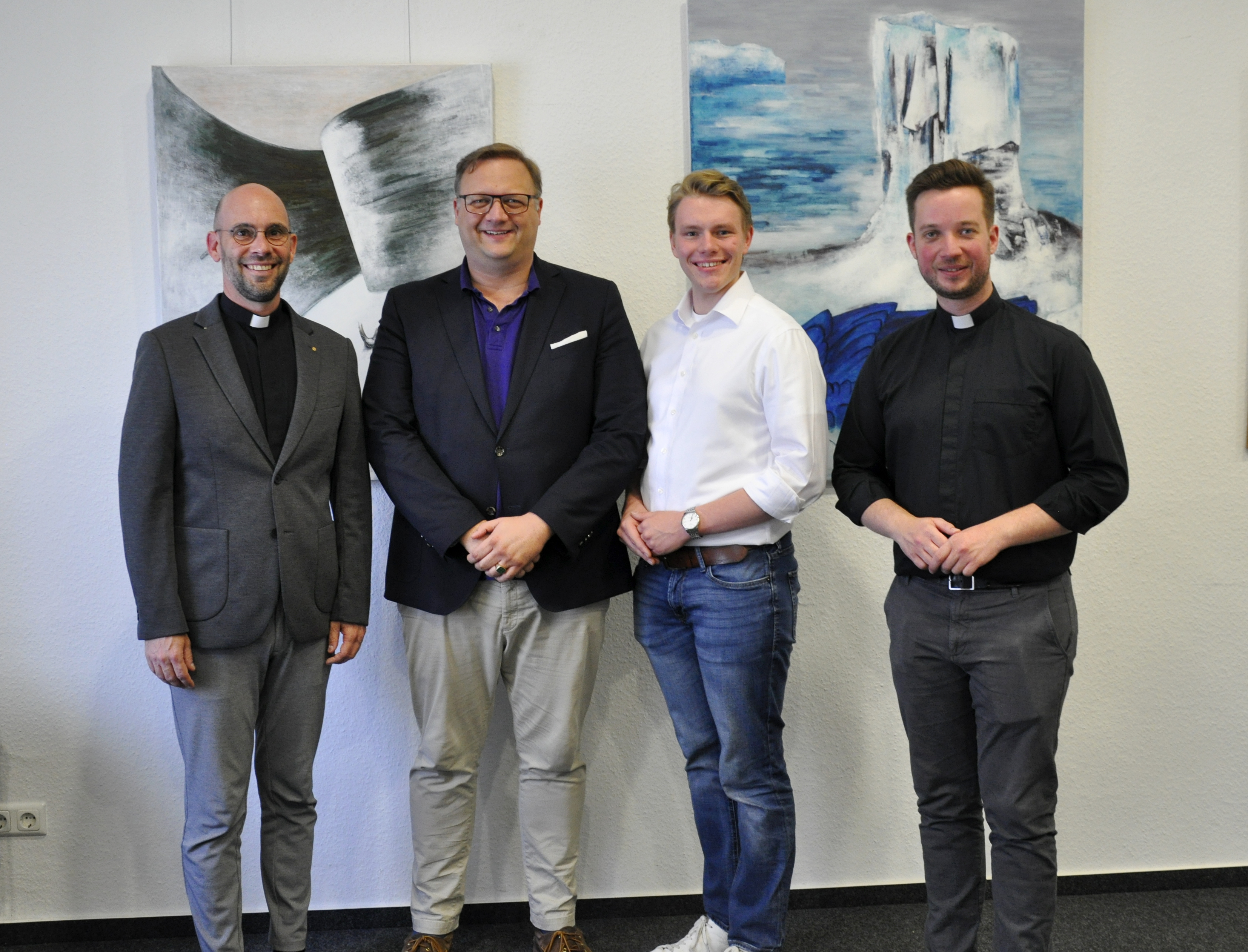 Tauschten sich �ber das katholische Gemeindeleben in G�tersloh aus (v.l.): Pfarrer Torsten Roland, CDU-Ortsverbandsvorsitzender Stefan Roth, stellvertretender Ortsverbandsvorsitzender Finn-Ole Peters und Vikar Jens Baronowsky.