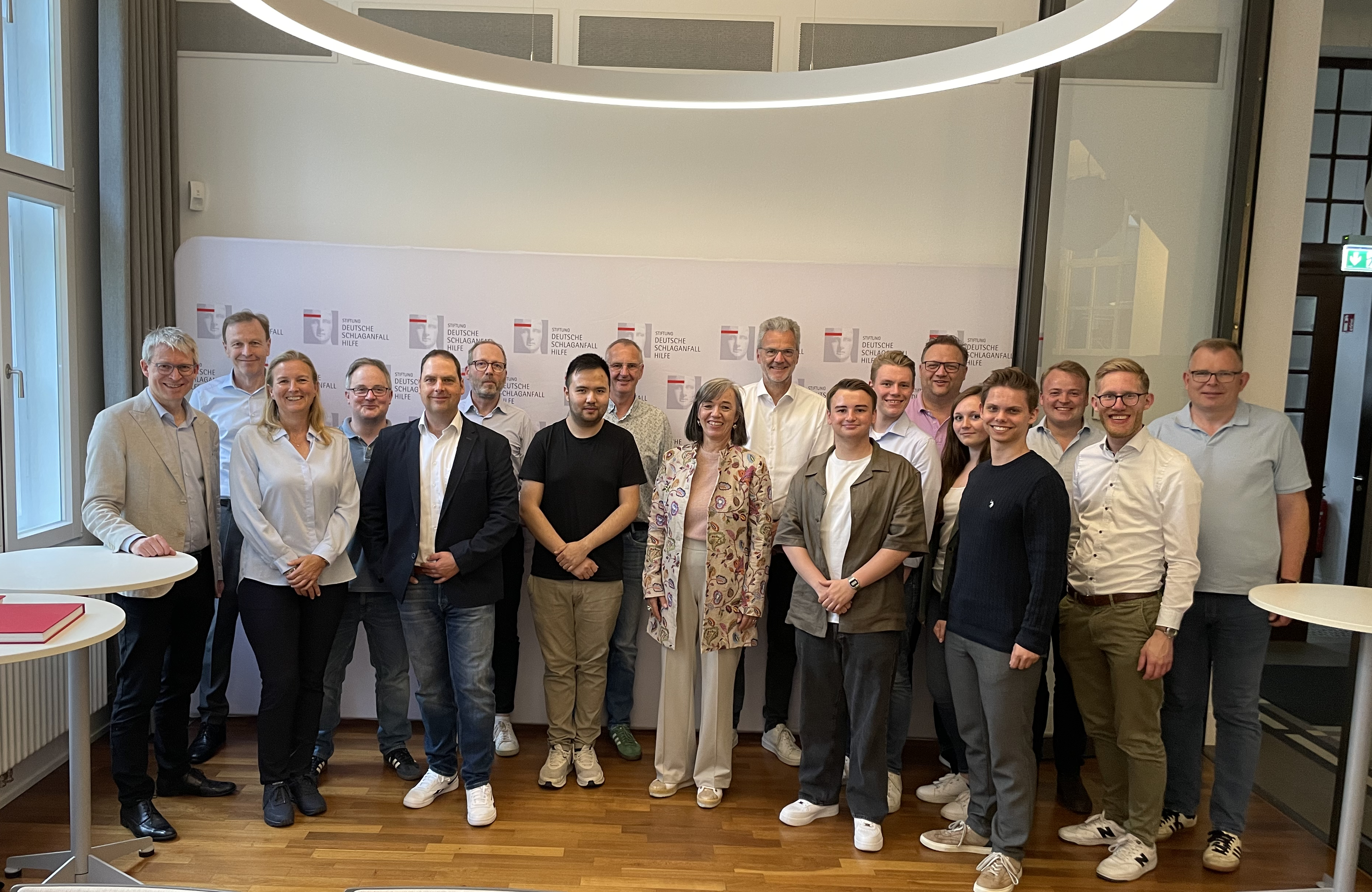 Die Mitglieder der CDU-Ratsfraktion G�tersloh mit Stiftungsvorstand Dr. Michael Brinkmeier (l.) in den R�umen der Schlaganfall-Stiftung an der Schulstra�e in G�tersloh